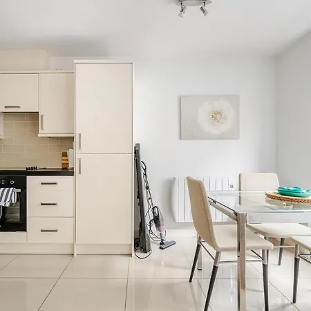 Apartment Modern 2bed, 2 Bath Flat, 3 Min To Connolly Station
