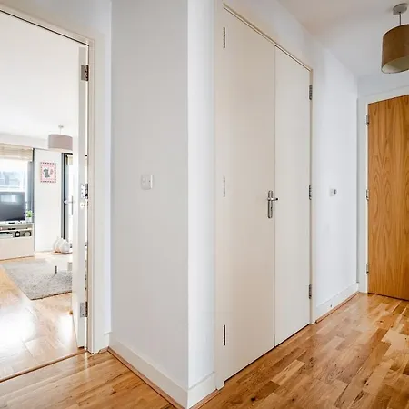 Modern 2bed, 2 Bath Flat, 3 Min To Connolly Station Dublin