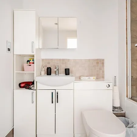 Modern 2bed, 2 Bath Flat, 3 Min To Connolly Station