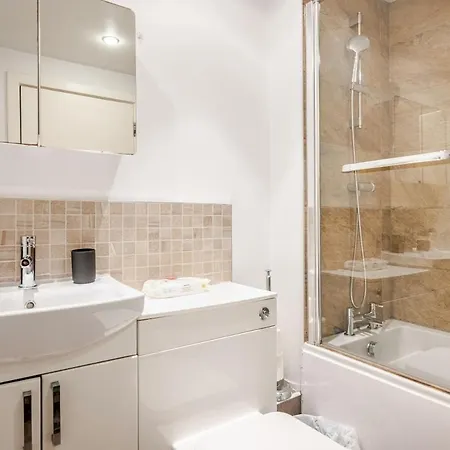 Modern 2bed, 2 Bath Flat, 3 Min To Connolly Station Dublin
