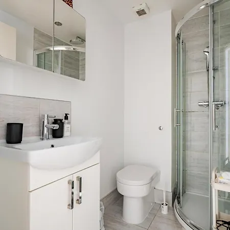Modern 2bed, 2 Bath Flat, 3 Min To Connolly Station