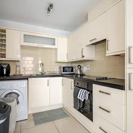Modern 2bed, 2 Bath Flat, 3 Min To Connolly Station