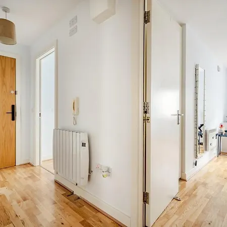 Modern 2bed, 2 Bath Flat, 3 Min To Connolly Station Apartment *