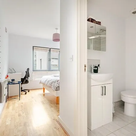 Modern 2bed, 2 Bath Flat, 3 Min To Connolly Station * Dublin