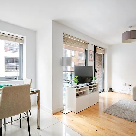 Modern 2bed, 2 Bath Flat, 3 Min To Connolly Station Apartment *